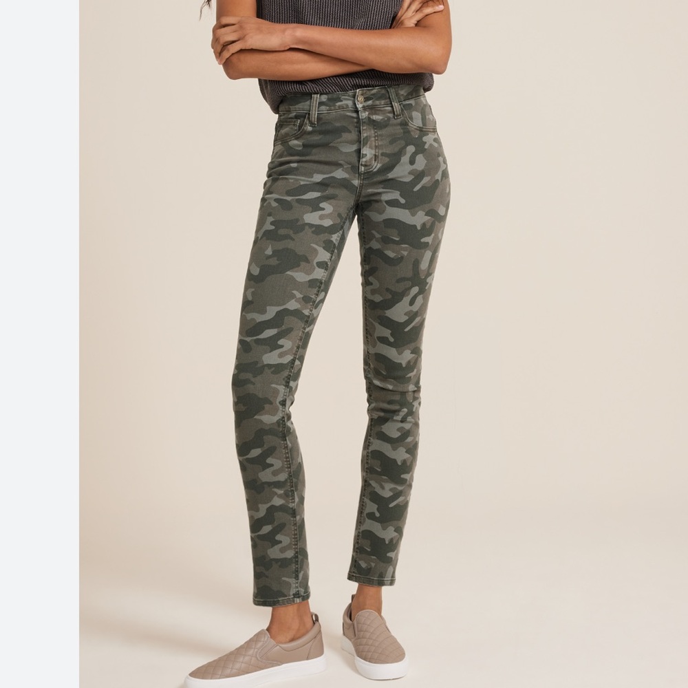 m jeans by maurices High Rise Camo Slim Straight Ankle Jean size 2